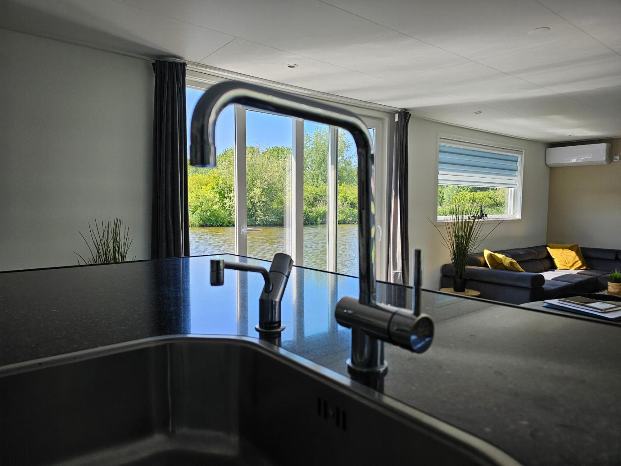 Luxe Woonboot In De Natuur Evt Met Console Bootje! Leeuwarden Exterior foto